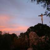 Lasciamo l�auto e alziamo lo sguardo. Su uno sperone roccioso si erge un Cristo redentore...